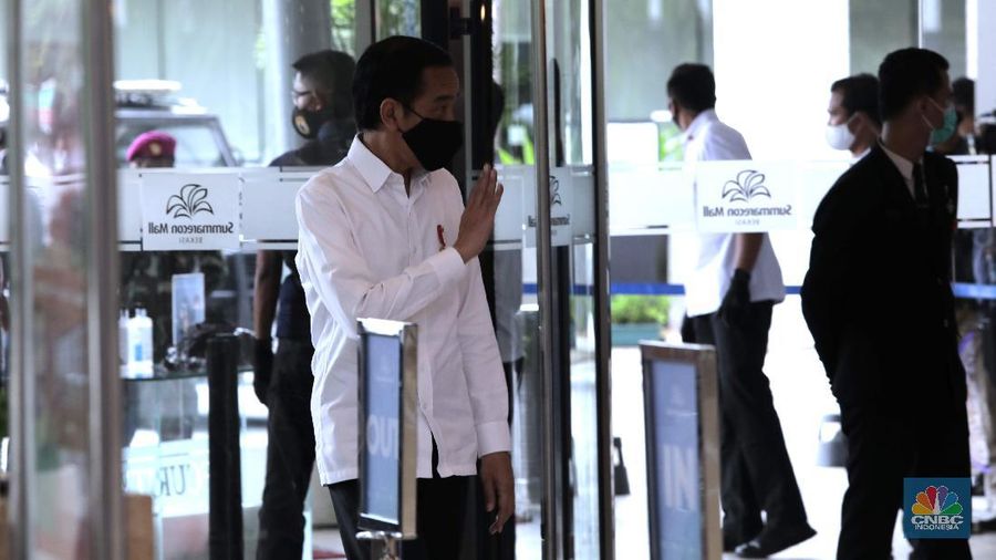Presiden Joko Widodo meninjau Mal Summarecon (CNBC Indonesia/ Muhammad Sabki)