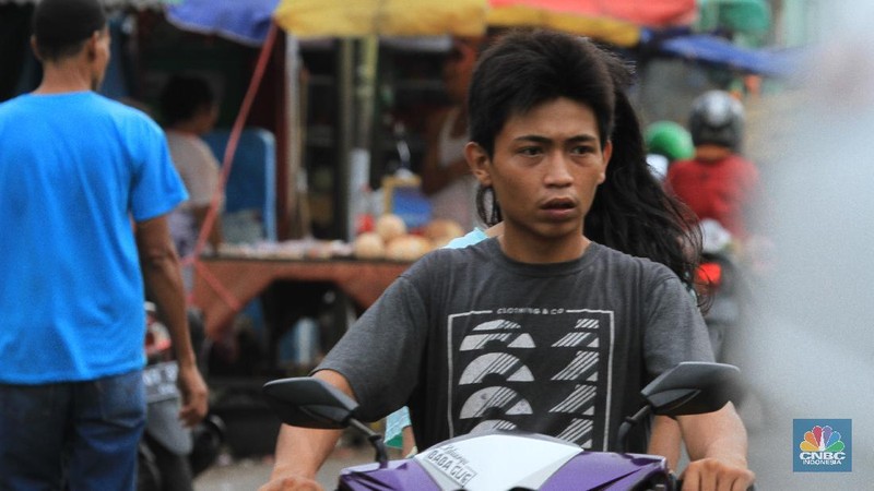 Pemerintah kini menganjurkan semua warga yang sehat dan sakit untuk memakai masker, terutama saat terpaksa harus keluar rumah. Hal ini sebagai upaya pencegahan terhadap virus corona yang terus penyebarannya makin meluas.

Namun kenyataannya, masih ditemukan warga yang beraktivitas di luar rumah tanpa menggunakan masker. Alasan warga beragam, mulai dari masker ketinggalan di rumah, masker sulit didapat, tidak tahu aturan wajib bermasker, hingga tak sedikit yang sudah tahu aturan itu, tapi tetap tidak menggunakan masker.

Seperti yang terjadi di Pasar Pal Merah, Jakarta Barat, Rabu (26/5/2020), masih banyak masyarakat yang tidak paham tentang pentingnya menggunakan masker untuk mencegah Covid-19. Tidak sedikit pula yang mengeyel untuk tidak mengenakan masker.

Salah satu warga yang sedang berbelanja di pasar mengatakan, alasannya tidak memakai masker karena memang jarang keluar rumah. Untuk kali ini ia mengaku sedang terburu-buru jadi tidak sempat memakai masker.

