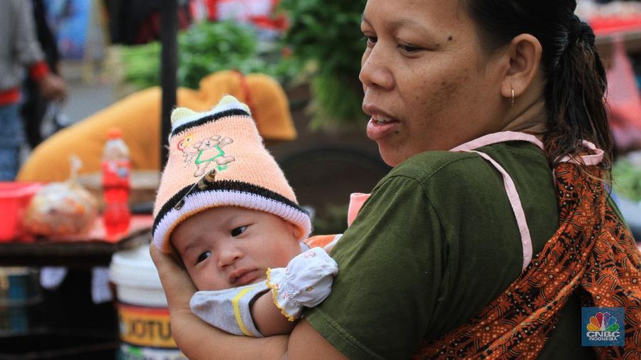 Pemerintah kini menganjurkan semua warga yang sehat dan sakit untuk memakai masker, terutama saat terpaksa harus keluar rumah. Hal ini sebagai upaya pencegahan terhadap virus corona yang terus penyebarannya makin meluas.
Namun kenyataannya, masih ditemukan warga yang beraktivitas di luar rumah tanpa menggunakan masker. Alasan warga beragam, mulai dari masker ketinggalan di rumah, masker sulit didapat, tidak tahu aturan wajib bermasker, hingga tak sedikit yang sudah tahu aturan itu, tapi tetap tidak menggunakan masker.
Seperti yang terjadi di Pasar Pal Merah, Jakarta Barat, Rabu (26/5/2020), masih banyak masyarakat yang tidak paham tentang pentingnya menggunakan masker untuk mencegah Covid-19. Tidak sedikit pula yang mengeyel untuk tidak mengenakan masker.
Salah satu warga yang sedang berbelanja di pasar mengatakan, alasannya tidak memakai masker karena memang jarang keluar rumah. Untuk kali ini ia mengaku sedang terburu-buru jadi tidak sempat memakai masker.