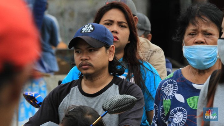 Pemerintah kini menganjurkan semua warga yang sehat dan sakit untuk memakai masker, terutama saat terpaksa harus keluar rumah. Hal ini sebagai upaya pencegahan terhadap virus corona yang terus penyebarannya makin meluas.

Namun kenyataannya, masih ditemukan warga yang beraktivitas di luar rumah tanpa menggunakan masker. Alasan warga beragam, mulai dari masker ketinggalan di rumah, masker sulit didapat, tidak tahu aturan wajib bermasker, hingga tak sedikit yang sudah tahu aturan itu, tapi tetap tidak menggunakan masker.

Seperti yang terjadi di Pasar Pal Merah, Jakarta Barat, Rabu (26/5/2020), masih banyak masyarakat yang tidak paham tentang pentingnya menggunakan masker untuk mencegah Covid-19. Tidak sedikit pula yang mengeyel untuk tidak mengenakan masker.

Salah satu warga yang sedang berbelanja di pasar mengatakan, alasannya tidak memakai masker karena memang jarang keluar rumah. Untuk kali ini ia mengaku sedang terburu-buru jadi tidak sempat memakai masker.

