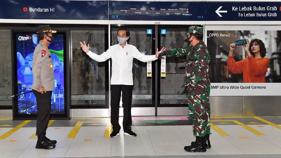 Jokowi meninjau stasiun MRT Bundaran Hotel Indonesia (Biro Pers Sekretariat Presiden/ Muchlis Jr)