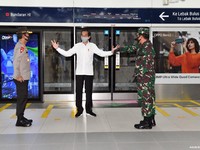 Intip Gaya Jokowi-Anies Tinjau MRT Jakarta Jelang New Normal