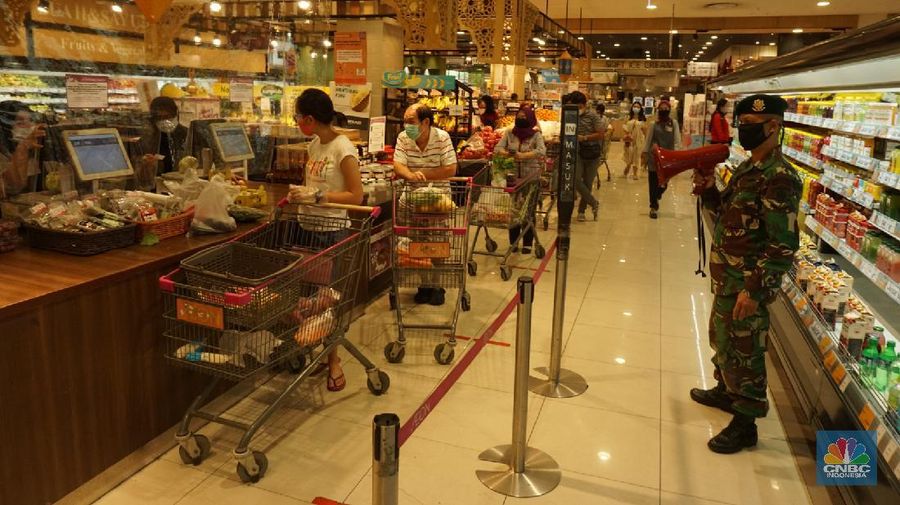 - Suasana Supermarket di AEON Mall menerapkan sistem pembatasan pengunjung saat akan masuk ke AEON Supermarket agar tidak terlalu banyak customer yang berada di dalam, 27/5/20. CNBC Indonesia/Tri Susilo
- Sehingga prosedur physical distancing dapat dijalankan dengan baik mengingat kondisi saat ini harus dispilin melakukan protokol antisipasi covid-19.
- Sementara itu, penutupan operasional mall sesuai dengan perpanjangan masa PSBB di Kab. Tangerang hingga 31 Mei 2020.
- perasi mall hanya dikhususkan bagi tenant yang masuk sebagai kategori yang diperbolehkan beroperasi selama masa PSBB Kab. Tangerang.
- Masyarakat dihimbau agar tetap mengikuti aturan protokol kesehatan dengan memakai masker dan jarak jarak satu dengan yang lainnya.
-Pantauan CNBC Indonesia dilapangan Tentara yang bertugas selalu berpatroli selama bertugas di dalam supermarket.
- Terlihat petugas keamanan dan tentara memberikan himbauan memakai toa ( pengeras suara) agar pengunjung tidak berkumpul.
- Antisipasi pihak mall bila pengunjung penuh akan di atur pembatasan pengunjung dengan bergantian untuk berbelanja dan pihak mall juga sudah menyiapkan tempat duduk yabg sudah diberi jarak satu dengan yabg lainnya.
- Dimeja kasih juga dipasang tirai plastik untuk pencegahan COVID-19. (CNBC Indonesia/ Tri Susilo)