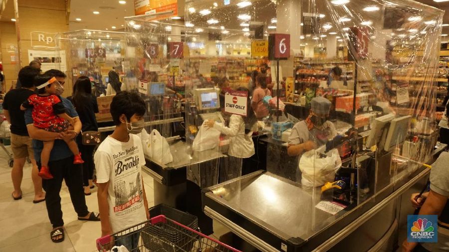 - Suasana Supermarket di AEON Mall menerapkan sistem pembatasan pengunjung saat akan masuk ke AEON Supermarket agar tidak terlalu banyak customer yang berada di dalam, 27/5/20. CNBC Indonesia/Tri Susilo

- Sehingga prosedur physical distancing dapat dijalankan dengan baik mengingat kondisi saat ini harus dispilin melakukan protokol antisipasi covid-19.

- Sementara itu, penutupan operasional mall sesuai dengan perpanjangan masa PSBB di Kab. Tangerang hingga 31 Mei 2020.

- perasi mall hanya dikhususkan bagi tenant yang masuk sebagai kategori yang diperbolehkan beroperasi selama masa PSBB Kab. Tangerang.

- Masyarakat dihimbau agar tetap mengikuti aturan protokol kesehatan dengan memakai masker dan jarak jarak satu dengan yang lainnya. 

-Pantauan CNBC Indonesia dilapangan Tentara yang bertugas selalu berpatroli selama bertugas di dalam supermarket. 

- Terlihat petugas keamanan dan tentara memberikan himbauan memakai toa ( pengeras suara) agar pengunjung tidak berkumpul.  

- Antisipasi pihak mall bila pengunjung penuh akan di atur pembatasan pengunjung dengan bergantian untuk berbelanja dan pihak mall juga sudah menyiapkan tempat duduk yabg sudah diberi jarak satu dengan yabg lainnya.  

- Dimeja kasih juga dipasang tirai plastik untuk pencegahan COVID-19.  (CNBC Indonesia/ Tri Susilo)