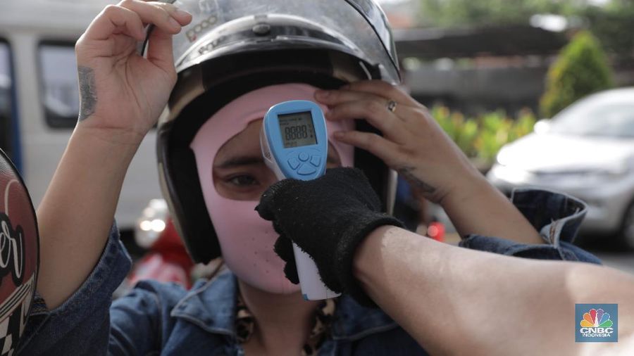 Petugas gabungan melakukan pemeriksaan di pos cek poin yang berada di PSBB Sandratek Tangerang Selatan, Rabu 27/5. Pelanggaran umumnya didominasi pengendara sepeda motor dalam kota. Petugas pos cek poin tak akan mentolerir jika saat pemeriksaan mendapati pengendara yang tengah melakukan perjalanan pulang mudik dari kampung halaman. Pos cek poin Sandratek merupakan salah satu titik yang menghubungkan akses Jakarta- Tangsel menuju Bogor, Jawa Barat. Petugas gabungan yang berjaga berasal dari 3 personil unsur kepolisian, 1 personil TNI, 10 personil Dinas Perhubungan, dan 1 orang petugas dari Dinas Kesehatan. Ramainya arus lalu lintas membuat petugas kewalahan memeriksa para melanggar yang melintas. 