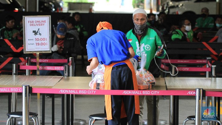 Pemesanan makanan online Suasana penerapan physical distancing di area tunggu online delivery order. Area tunggu ini diperuntukkan bagi pengemudi ojek online delivery order yang akan mengambil pesanan Food & Beverage di AEON Mall BSD City. 27/5/20. CNBC Indonesia/Tri Susilo.
Di tengah pandemi COVID-19, layanan pesan-antar makanan telah menjadi kebutuhan sehari-hari bagi sebagian besar masyarakat. Untuk menjaga serta meningkatkan kepercayaan pelanggan, penerapan prosedur keamanan dan kebersihan makanan yang lebih ketat memainkan peranan yang penting.
Di saat masyarakat Indonesia tengah melaksanakan aturan untuk menjaga jarak fisik dengan tetap berkegiatan di rumah, seperti yang diamanatkan oleh Presiden Joko Widodo, pengelola mall berkomitmen memberikan ruang tunggu khusus para driver ojek online dibagian sisi luar mall.
Para driver ojek online juga menerapkan physical distancing dengan tidak berkumpul ditempat tunggu.
Untuk pemesanan Food & Beverage Delivery Online dibuka pukul 10.00 hingga 19.00 WIB. (CNBC Indonesia/ Tri Susilo)