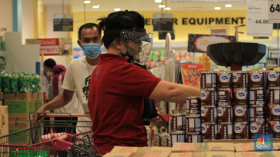 - Suasana Supermarket di AEON Mall menerapkan sistem pembatasan pengunjung saat akan masuk ke AEON Supermarket agar tidak terlalu banyak customer yang berada di dalam, 27/5/20. CNBC Indonesia/Tri Susilo

- Sehingga prosedur physical distancing dapat dijalankan dengan baik mengingat kondisi saat ini harus dispilin melakukan protokol antisipasi covid-19.

- Sementara itu, penutupan operasional mall sesuai dengan perpanjangan masa PSBB di Kab. Tangerang hingga 31 Mei 2020.

- perasi mall hanya dikhususkan bagi tenant yang masuk sebagai kategori yang diperbolehkan beroperasi selama masa PSBB Kab. Tangerang.

- Masyarakat dihimbau agar tetap mengikuti aturan protokol kesehatan dengan memakai masker dan jarak jarak satu dengan yang lainnya. 

-Pantauan CNBC Indonesia dilapangan Tentara yang bertugas selalu berpatroli selama bertugas di dalam supermarket. 

- Terlihat petugas keamanan dan tentara memberikan himbauan memakai toa ( pengeras suara) agar pengunjung tidak berkumpul.  

- Antisipasi pihak mall bila pengunjung penuh akan di atur pembatasan pengunjung dengan bergantian untuk berbelanja dan pihak mall juga sudah menyiapkan tempat duduk yabg sudah diberi jarak satu dengan yabg lainnya.  

- Dimeja kasih juga dipasang tirai plastik untuk pencegahan COVID-19.  (CNBC Indonesia/ Tri Susilo)