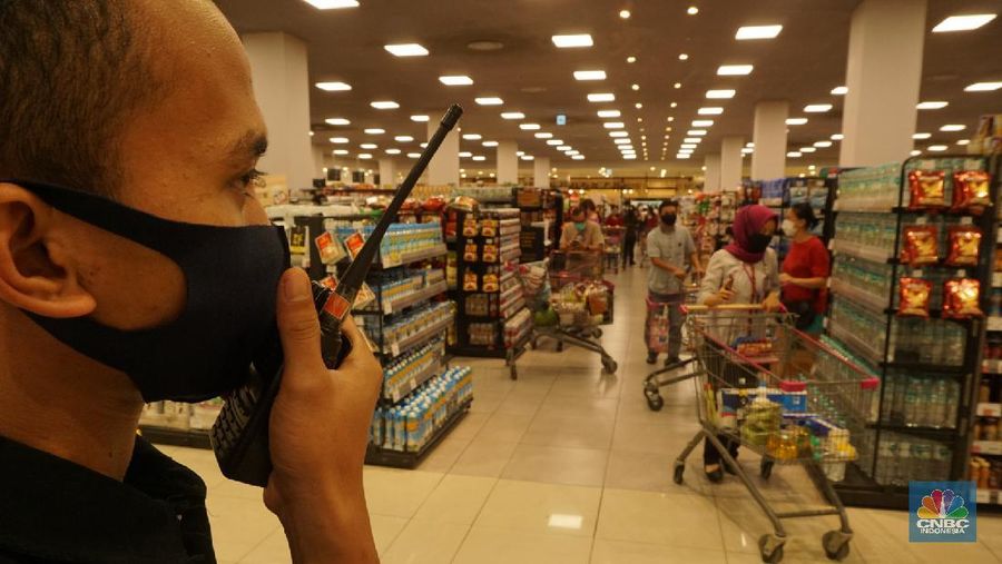 - Suasana Supermarket di AEON Mall menerapkan sistem pembatasan pengunjung saat akan masuk ke AEON Supermarket agar tidak terlalu banyak customer yang berada di dalam, 27/5/20. CNBC Indonesia/Tri Susilo

- Sehingga prosedur physical distancing dapat dijalankan dengan baik mengingat kondisi saat ini harus dispilin melakukan protokol antisipasi covid-19.

- Sementara itu, penutupan operasional mall sesuai dengan perpanjangan masa PSBB di Kab. Tangerang hingga 31 Mei 2020.

- perasi mall hanya dikhususkan bagi tenant yang masuk sebagai kategori yang diperbolehkan beroperasi selama masa PSBB Kab. Tangerang.

- Masyarakat dihimbau agar tetap mengikuti aturan protokol kesehatan dengan memakai masker dan jarak jarak satu dengan yang lainnya. 

-Pantauan CNBC Indonesia dilapangan Tentara yang bertugas selalu berpatroli selama bertugas di dalam supermarket. 

- Terlihat petugas keamanan dan tentara memberikan himbauan memakai toa ( pengeras suara) agar pengunjung tidak berkumpul.  

- Antisipasi pihak mall bila pengunjung penuh akan di atur pembatasan pengunjung dengan bergantian untuk berbelanja dan pihak mall juga sudah menyiapkan tempat duduk yabg sudah diberi jarak satu dengan yabg lainnya.  

- Dimeja kasih juga dipasang tirai plastik untuk pencegahan COVID-19.  (CNBC Indonesia/ Tri Susilo)