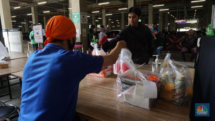 Suasana penerapan physical distancing di area tunggu online delivery order. Area tunggu ini diperuntukkan bagi pengemudi ojek online delivery order yang akan mengambil pesanan Food & Beverage di AEON Mall BSD City. 27/5/20. CNBC Indonesia/Tri Susilo.
Di tengah pandemi COVID-19, layanan pesan-antar makanan telah menjadi kebutuhan sehari-hari bagi sebagian besar masyarakat. Untuk menjaga serta meningkatkan kepercayaan pelanggan, penerapan prosedur keamanan dan kebersihan makanan yang lebih ketat memainkan peranan yang penting.
Di saat masyarakat Indonesia tengah melaksanakan aturan untuk menjaga jarak fisik dengan tetap berkegiatan di rumah, seperti yang diamanatkan oleh Presiden Joko Widodo, pengelola mall berkomitmen memberikan ruang tunggu khusus para driver ojek online dibagian sisi luar mall.
Para driver ojek online juga menerapkan physical distancing dengan tidak berkumpul ditempat tunggu.
Untuk pemesanan Food & Beverage Delivery Online dibuka pukul 10.00 hingga 19.00 WIB. (CNBC Indonesia/ Tri Susilo)