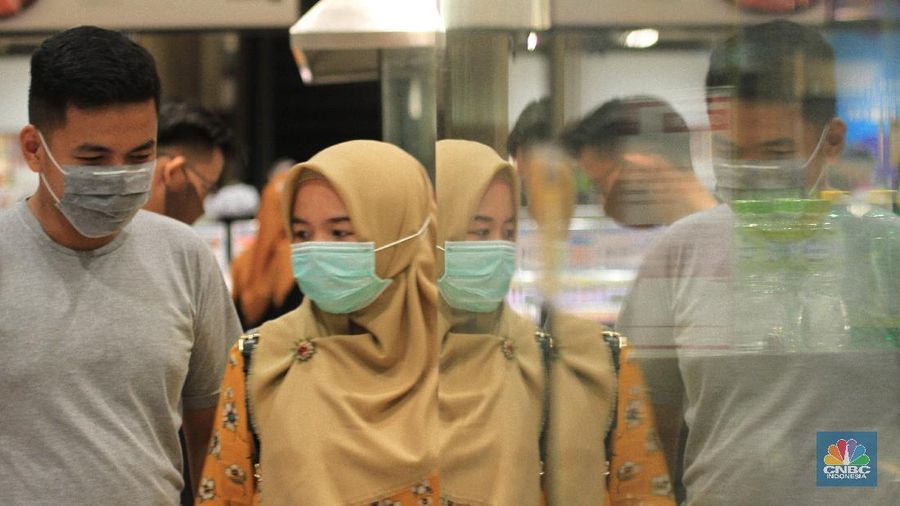 - Suasana Supermarket di AEON Mall menerapkan sistem pembatasan pengunjung saat akan masuk ke AEON Supermarket agar tidak terlalu banyak customer yang berada di dalam, 27/5/20. CNBC Indonesia/Tri Susilo

- Sehingga prosedur physical distancing dapat dijalankan dengan baik mengingat kondisi saat ini harus dispilin melakukan protokol antisipasi covid-19.

- Sementara itu, penutupan operasional mall sesuai dengan perpanjangan masa PSBB di Kab. Tangerang hingga 31 Mei 2020.

- perasi mall hanya dikhususkan bagi tenant yang masuk sebagai kategori yang diperbolehkan beroperasi selama masa PSBB Kab. Tangerang.

- Masyarakat dihimbau agar tetap mengikuti aturan protokol kesehatan dengan memakai masker dan jarak jarak satu dengan yang lainnya. 

-Pantauan CNBC Indonesia dilapangan Tentara yang bertugas selalu berpatroli selama bertugas di dalam supermarket. 

- Terlihat petugas keamanan dan tentara memberikan himbauan memakai toa ( pengeras suara) agar pengunjung tidak berkumpul.  

- Antisipasi pihak mall bila pengunjung penuh akan di atur pembatasan pengunjung dengan bergantian untuk berbelanja dan pihak mall juga sudah menyiapkan tempat duduk yabg sudah diberi jarak satu dengan yabg lainnya.  

- Dimeja kasih juga dipasang tirai plastik untuk pencegahan COVID-19.  (CNBC Indonesia/ Tri Susilo)