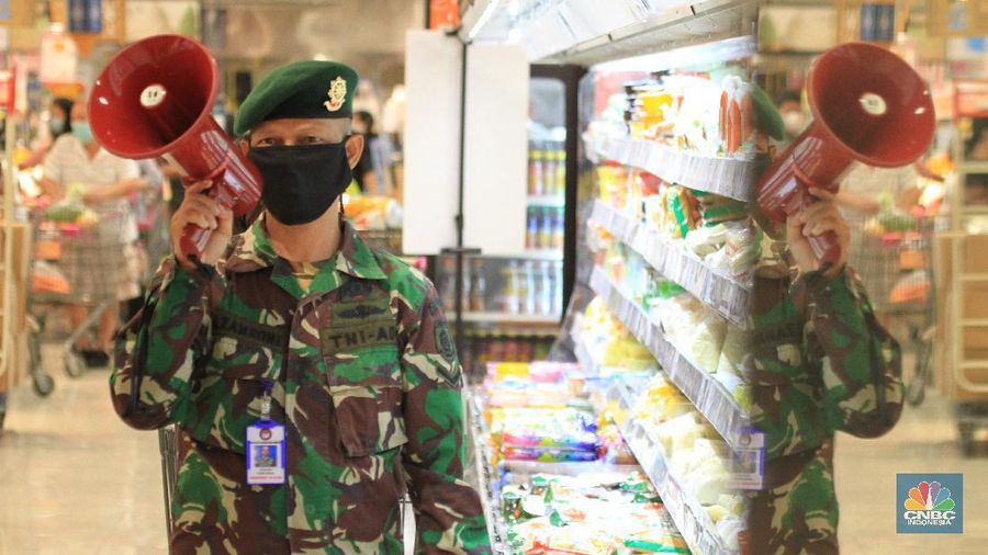 - Suasana Supermarket di AEON Mall menerapkan sistem pembatasan pengunjung saat akan masuk ke AEON Supermarket agar tidak terlalu banyak customer yang berada di dalam, 27/5/20. CNBC Indonesia/Tri Susilo

- Sehingga prosedur physical distancing dapat dijalankan dengan baik mengingat kondisi saat ini harus dispilin melakukan protokol antisipasi covid-19.

- Sementara itu, penutupan operasional mall sesuai dengan perpanjangan masa PSBB di Kab. Tangerang hingga 31 Mei 2020.

- perasi mall hanya dikhususkan bagi tenant yang masuk sebagai kategori yang diperbolehkan beroperasi selama masa PSBB Kab. Tangerang.

- Masyarakat dihimbau agar tetap mengikuti aturan protokol kesehatan dengan memakai masker dan jarak jarak satu dengan yang lainnya. 

-Pantauan CNBC Indonesia dilapangan Tentara yang bertugas selalu berpatroli selama bertugas di dalam supermarket. 

- Terlihat petugas keamanan dan tentara memberikan himbauan memakai toa ( pengeras suara) agar pengunjung tidak berkumpul.  

- Antisipasi pihak mall bila pengunjung penuh akan di atur pembatasan pengunjung dengan bergantian untuk berbelanja dan pihak mall juga sudah menyiapkan tempat duduk yabg sudah diberi jarak satu dengan yabg lainnya.  

- Dimeja kasih juga dipasang tirai plastik untuk pencegahan COVID-19.  (CNBC Indonesia/ Tri Susilo)