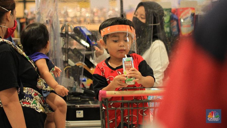 - Suasana Supermarket di AEON Mall menerapkan sistem pembatasan pengunjung saat akan masuk ke AEON Supermarket agar tidak terlalu banyak customer yang berada di dalam, 27/5/20. CNBC Indonesia/Tri Susilo

- Sehingga prosedur physical distancing dapat dijalankan dengan baik mengingat kondisi saat ini harus dispilin melakukan protokol antisipasi covid-19.

- Sementara itu, penutupan operasional mall sesuai dengan perpanjangan masa PSBB di Kab. Tangerang hingga 31 Mei 2020.

- perasi mall hanya dikhususkan bagi tenant yang masuk sebagai kategori yang diperbolehkan beroperasi selama masa PSBB Kab. Tangerang.

- Masyarakat dihimbau agar tetap mengikuti aturan protokol kesehatan dengan memakai masker dan jarak jarak satu dengan yang lainnya. 

-Pantauan CNBC Indonesia dilapangan Tentara yang bertugas selalu berpatroli selama bertugas di dalam supermarket. 

- Terlihat petugas keamanan dan tentara memberikan himbauan memakai toa ( pengeras suara) agar pengunjung tidak berkumpul.  

- Antisipasi pihak mall bila pengunjung penuh akan di atur pembatasan pengunjung dengan bergantian untuk berbelanja dan pihak mall juga sudah menyiapkan tempat duduk yabg sudah diberi jarak satu dengan yabg lainnya.  

- Dimeja kasih juga dipasang tirai plastik untuk pencegahan COVID-19.  (CNBC Indonesia/ Tri Susilo)