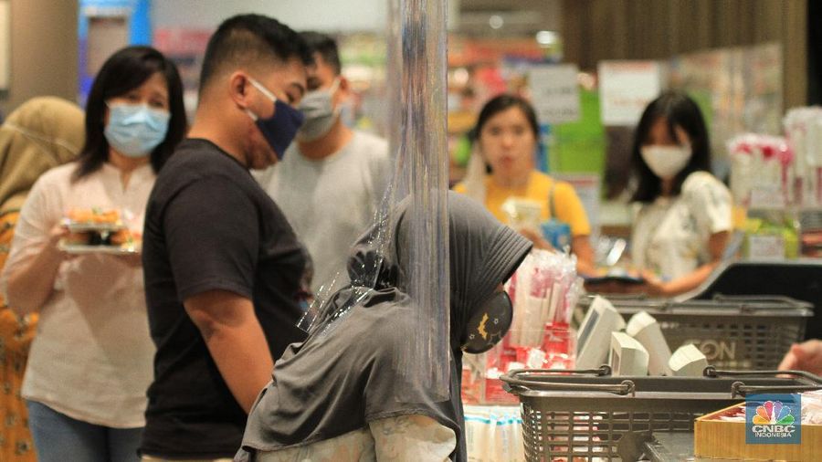 - Suasana Supermarket di AEON Mall menerapkan sistem pembatasan pengunjung saat akan masuk ke AEON Supermarket agar tidak terlalu banyak customer yang berada di dalam, 27/5/20. CNBC Indonesia/Tri Susilo

- Sehingga prosedur physical distancing dapat dijalankan dengan baik mengingat kondisi saat ini harus dispilin melakukan protokol antisipasi covid-19.

- Sementara itu, penutupan operasional mall sesuai dengan perpanjangan masa PSBB di Kab. Tangerang hingga 31 Mei 2020.

- perasi mall hanya dikhususkan bagi tenant yang masuk sebagai kategori yang diperbolehkan beroperasi selama masa PSBB Kab. Tangerang.

- Masyarakat dihimbau agar tetap mengikuti aturan protokol kesehatan dengan memakai masker dan jarak jarak satu dengan yang lainnya. 

-Pantauan CNBC Indonesia dilapangan Tentara yang bertugas selalu berpatroli selama bertugas di dalam supermarket. 

- Terlihat petugas keamanan dan tentara memberikan himbauan memakai toa ( pengeras suara) agar pengunjung tidak berkumpul.  

- Antisipasi pihak mall bila pengunjung penuh akan di atur pembatasan pengunjung dengan bergantian untuk berbelanja dan pihak mall juga sudah menyiapkan tempat duduk yabg sudah diberi jarak satu dengan yabg lainnya.  

- Dimeja kasih juga dipasang tirai plastik untuk pencegahan COVID-19.  (CNBC Indonesia/ Tri Susilo)