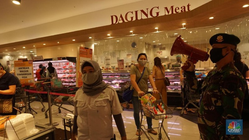 - Suasana Supermarket di AEON Mall menerapkan sistem pembatasan pengunjung saat akan masuk ke AEON Supermarket agar tidak terlalu banyak customer yang berada di dalam, 27/5/20. CNBC Indonesia/Tri Susilo

- Sehingga prosedur physical distancing dapat dijalankan dengan baik mengingat kondisi saat ini harus dispilin melakukan protokol antisipasi covid-19.

- Sementara itu, penutupan operasional mall sesuai dengan perpanjangan masa PSBB di Kab. Tangerang hingga 31 Mei 2020.

- perasi mall hanya dikhususkan bagi tenant yang masuk sebagai kategori yang diperbolehkan beroperasi selama masa PSBB Kab. Tangerang.

- Masyarakat dihimbau agar tetap mengikuti aturan protokol kesehatan dengan memakai masker dan jarak jarak satu dengan yang lainnya. 

-Pantauan CNBC Indonesia dilapangan Tentara yang bertugas selalu berpatroli selama bertugas di dalam supermarket. 

- Terlihat petugas keamanan dan tentara memberikan himbauan memakai toa ( pengeras suara) agar pengunjung tidak berkumpul.  

- Antisipasi pihak mall bila pengunjung penuh akan di atur pembatasan pengunjung dengan bergantian untuk berbelanja dan pihak mall juga sudah menyiapkan tempat duduk yabg sudah diberi jarak satu dengan yabg lainnya.  

- Dimeja kasih juga dipasang tirai plastik untuk pencegahan COVID-19.  (CNBC Indonesia/ Tri Susilo)
