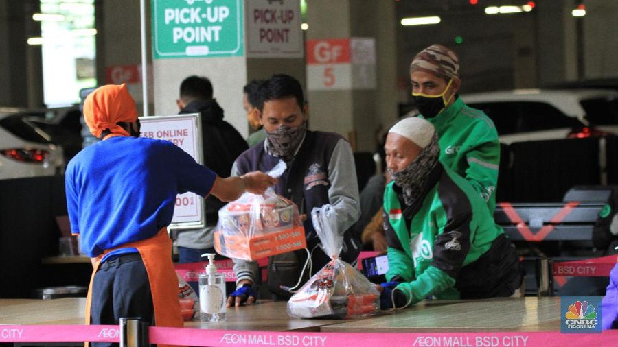Suasana penerapan physical distancing di area tunggu online delivery order. Area tunggu ini diperuntukkan bagi pengemudi ojek online delivery order yang akan mengambil pesanan Food & Beverage di AEON Mall BSD City. 27/5/20. CNBC Indonesia/Tri Susilo.   


Di tengah pandemi COVID-19, layanan pesan-antar makanan telah menjadi kebutuhan sehari-hari bagi sebagian besar masyarakat. Untuk menjaga serta meningkatkan kepercayaan pelanggan, penerapan prosedur keamanan dan kebersihan makanan yang lebih ketat memainkan peranan yang penting.

Di saat masyarakat Indonesia tengah melaksanakan aturan untuk menjaga jarak fisik dengan tetap berkegiatan di rumah, seperti yang diamanatkan oleh Presiden Joko Widodo, pengelola mall berkomitmen memberikan ruang tunggu khusus para driver ojek online dibagian sisi luar mall. 

Para driver ojek online juga menerapkan physical distancing dengan tidak berkumpul ditempat tunggu.  

Untuk pemesanan Food & Beverage  Delivery Online dibuka pukul 10.00 hingga 19.00 WIB. (CNBC Indonesia/ Tri Susilo)