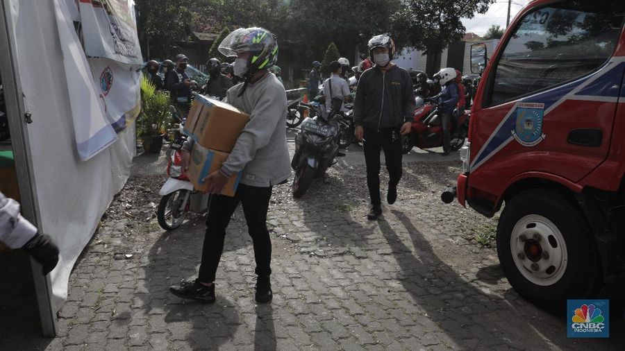 Petugas gabungan melakukan pemeriksaan di pos cek poin yang berada di PSBB Sandratek Tangerang Selatan, Rabu 27/5. Pelanggaran umumnya didominasi pengendara sepeda motor dalam kota. Petugas pos cek poin tak akan mentolerir jika saat pemeriksaan mendapati pengendara yang tengah melakukan perjalanan pulang mudik dari kampung halaman. Pos cek poin Sandratek merupakan salah satu titik yang menghubungkan akses Jakarta- Tangsel menuju Bogor, Jawa Barat. Petugas gabungan yang berjaga berasal dari 3 personil unsur kepolisian, 1 personil TNI, 10 personil Dinas Perhubungan, dan 1 orang petugas dari Dinas Kesehatan. Ramainya arus lalu lintas membuat petugas kewalahan memeriksa para melanggar yang melintas. 