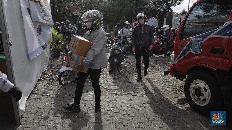 Petugas gabungan melakukan pemeriksaan di pos cek poin yang berada di PSBB Sandratek Tangerang Selatan, Rabu 27/5. Pelanggaran umumnya didominasi pengendara sepeda motor dalam kota. Petugas pos cek poin tak akan mentolerir jika saat pemeriksaan mendapati pengendara yang tengah melakukan perjalanan pulang mudik dari kampung halaman. Pos cek poin Sandratek merupakan salah satu titik yang menghubungkan akses Jakarta- Tangsel menuju Bogor, Jawa Barat. Petugas gabungan yang berjaga berasal dari 3 personil unsur kepolisian, 1 personil TNI, 10 personil Dinas Perhubungan, dan 1 orang petugas dari Dinas Kesehatan. Ramainya arus lalu lintas membuat petugas kewalahan memeriksa para melanggar yang melintas. 