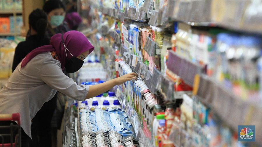 - Suasana Supermarket di AEON Mall menerapkan sistem pembatasan pengunjung saat akan masuk ke AEON Supermarket agar tidak terlalu banyak customer yang berada di dalam, 27/5/20. CNBC Indonesia/Tri Susilo

- Sehingga prosedur physical distancing dapat dijalankan dengan baik mengingat kondisi saat ini harus dispilin melakukan protokol antisipasi covid-19.

- Sementara itu, penutupan operasional mall sesuai dengan perpanjangan masa PSBB di Kab. Tangerang hingga 31 Mei 2020.

- perasi mall hanya dikhususkan bagi tenant yang masuk sebagai kategori yang diperbolehkan beroperasi selama masa PSBB Kab. Tangerang.

- Masyarakat dihimbau agar tetap mengikuti aturan protokol kesehatan dengan memakai masker dan jarak jarak satu dengan yang lainnya. 

-Pantauan CNBC Indonesia dilapangan Tentara yang bertugas selalu berpatroli selama bertugas di dalam supermarket. 

- Terlihat petugas keamanan dan tentara memberikan himbauan memakai toa ( pengeras suara) agar pengunjung tidak berkumpul.  

- Antisipasi pihak mall bila pengunjung penuh akan di atur pembatasan pengunjung dengan bergantian untuk berbelanja dan pihak mall juga sudah menyiapkan tempat duduk yabg sudah diberi jarak satu dengan yabg lainnya.  

- Dimeja kasih juga dipasang tirai plastik untuk pencegahan COVID-19.  (CNBC Indonesia/ Tri Susilo)