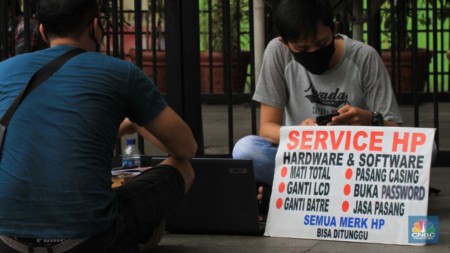 Jasa Service HP Turun ke Jalan (CNBC Indonesia/ Tri Susilo)