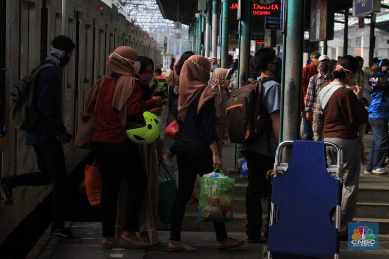 Penumpang KRL di Stasiun Manggarai (CNBC Indonesia/ Tri Susilo) Kondisi di Stasiun Manggarai Jakarta Selatan pada Kamis (28/5/2020) terpantau masih ramai. Banyak warga yang berlalu lalang meski masih memasuki pelaksanaan Pembatasan Sosial Berskala Besar atau PSBB dan akan berakhir 4 Juni 2020 di DKI Jakarta.
Di stasiun, para pengguna KRL khususnya dari sejumlah daerah penyangga Jakarta masih banyak berdatangan ke Ibu Kota saat jam kerja.
Dari pantauan CNBC Indonesia dilapangan, Kamis (28/5/2020), penumpang di Stasiun Manggarai terdiri dari berbagai macam kalangan. Mulai dari orang dewasa hingga anak-anak masih terlihat bepergian menggunakan KRL.
Sementara itu, tampak petugas keamanan stasiun akan menegur penumpang jika tak menggunakan masker dan tidak menerapkan physical distancing atau menjaga jarak.
Kendati begitu, situasi di Stasiun Manggarai tidak sepadat di saat-saat jam kerja. Penumpang di dalam kereta pun terlihat relatif sepi.
Untuk diketahui sebelumnya, PSBB untuk memutus penyebaran virus Corona atau Covid-19 belum dapat diterapkan 100%.
Begitu juga dengan tulisan larangan duduk atau saling menjaga jarak saat berada di dalam gerbong. Sesuai aturan moda transportasi saat masa PSBB, KRL harus membatasi jadwal kereta begitu juga kapasitas penumpangnya, yakni maksimal 50% dari jumlah normal. (CNBC Indonesia/ Tri Susilo)