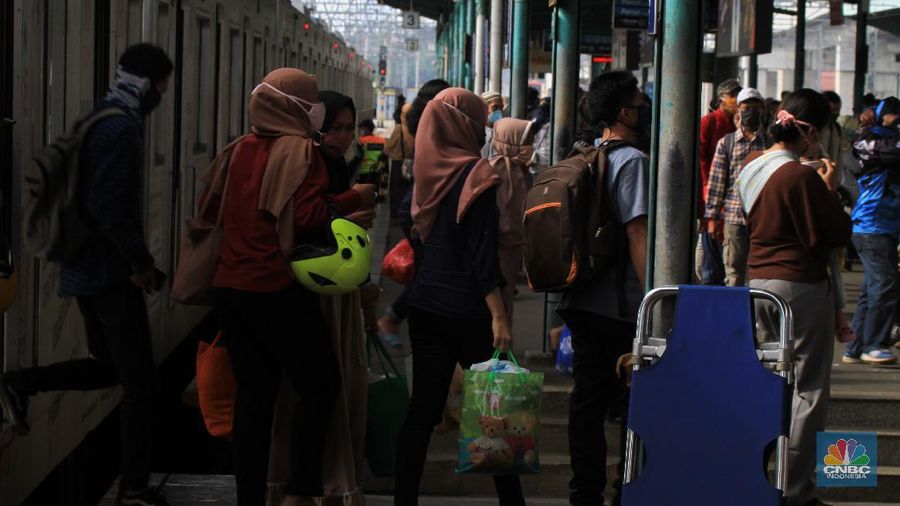 Kondisi di Stasiun Manggarai Jakarta Selatan pada Kamis (28/5/2020) terpantau masih ramai. Banyak warga yang berlalu lalang meski masih memasuki pelaksanaan Pembatasan Sosial Berskala Besar atau PSBB dan akan berakhir 4 Juni 2020 di DKI Jakarta.
 
Di stasiun, para pengguna KRL khususnya dari sejumlah daerah penyangga Jakarta masih banyak berdatangan ke Ibu Kota saat jam kerja.
 
Dari pantauan CNBC Indonesia dilapangan, Kamis (28/5/2020), penumpang di Stasiun Manggarai terdiri dari berbagai macam kalangan. Mulai dari orang dewasa hingga anak-anak masih terlihat bepergian menggunakan KRL.
 
Sementara itu, tampak petugas keamanan stasiun akan menegur penumpang jika tak menggunakan masker dan tidak menerapkan physical distancing atau menjaga jarak.
 
Kendati begitu, situasi di Stasiun Manggarai tidak sepadat di saat-saat jam kerja. Penumpang di dalam kereta pun terlihat relatif sepi.
 
Untuk diketahui sebelumnya, PSBB untuk memutus penyebaran virus Corona atau Covid-19 belum dapat diterapkan 100%.
 

Begitu juga dengan tulisan larangan duduk atau saling menjaga jarak saat berada di dalam gerbong. Sesuai aturan moda transportasi saat masa PSBB, KRL harus membatasi jadwal kereta begitu juga kapasitas penumpangnya, yakni maksimal 50% dari jumlah normal. (CNBC Indonesia/ Tri Susilo)