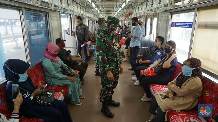 Jelang New Normal kondisi di Stasiun Manggarai Jakarta Selatan pada Kamis (28/5/2020) di jaga oleh aparat TNI. Banyak warga yang berlalu lalang meski masih memasuki pelaksanaan Pembatasan Sosial Berskala Besar atau PSBB dan akan berakhir 4 Juni 2020 di DKI Jakarta.

Anggota TNI silih berganti memasuki gerbong kereta KRL untuk tidak berkerumun dan menjaga jarak satu dengan yang lainnya.
 
Di stasiun, para pengguna KRL khususnya dari sejumlah daerah penyangga Jakarta masih banyak berdatangan ke Ibu Kota saat jam kerja.
 
Dari pantauan CNBC Indonesia dilapangan, Kamis (28/5/2020), penumpang di Stasiun Manggarai terdiri dari berbagai macam kalangan. Mulai dari orang dewasa hingga anak-anak masih terlihat bepergian menggunakan KRL.
 
Sementara itu, tampak petugas keamanan stasiun akan menegur penumpang jika tak menggunakan masker dan tidak menerapkan physical distancing atau menjaga jarak.
 
Kendati begitu, situasi di Stasiun Manggarai tidak sepadat di saat-saat jam kerja. Penumpang di dalam kereta pun terlihat relatif sepi.
 
Untuk diketahui sebelumnya, PSBB untuk memutus penyebaran virus Corona atau Covid-19 belum dapat diterapkan 100%.
 

Begitu juga dengan tulisan larangan duduk atau saling menjaga jarak saat berada di dalam gerbong. Sesuai aturan moda transportasi saat masa PSBB, KRL harus membatasi jadwal kereta begitu juga kapasitas penumpangnya, yakni maksimal 50% dari jumlah normal. (CNBC Indonesia/ Tri Susilo)