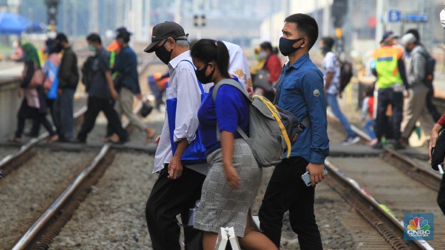 Penumpang KRL di Stasiun Manggarai (CNBC Indonesia/ Tri Susilo)