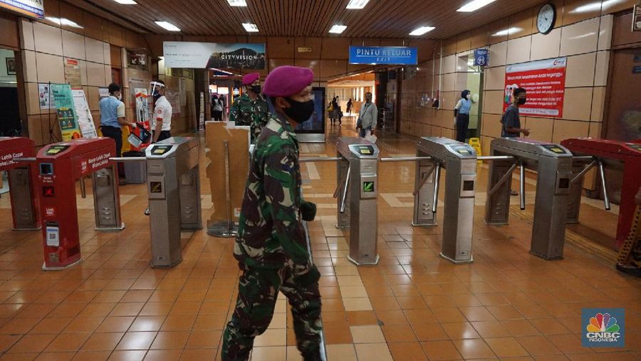 Jelang New Normal kondisi di Stasiun Manggarai Jakarta Selatan pada Kamis (28/5/2020) di jaga oleh aparat TNI. Banyak warga yang berlalu lalang meski masih memasuki pelaksanaan Pembatasan Sosial Berskala Besar atau PSBB dan akan berakhir 4 Juni 2020 di DKI Jakarta.

Anggota TNI silih berganti memasuki gerbong kereta KRL untuk tidak berkerumun dan menjaga jarak satu dengan yang lainnya.
 
Di stasiun, para pengguna KRL khususnya dari sejumlah daerah penyangga Jakarta masih banyak berdatangan ke Ibu Kota saat jam kerja.
 
Dari pantauan CNBC Indonesia dilapangan, Kamis (28/5/2020), penumpang di Stasiun Manggarai terdiri dari berbagai macam kalangan. Mulai dari orang dewasa hingga anak-anak masih terlihat bepergian menggunakan KRL.
 
Sementara itu, tampak petugas keamanan stasiun akan menegur penumpang jika tak menggunakan masker dan tidak menerapkan physical distancing atau menjaga jarak.
 
Kendati begitu, situasi di Stasiun Manggarai tidak sepadat di saat-saat jam kerja. Penumpang di dalam kereta pun terlihat relatif sepi.
 
Untuk diketahui sebelumnya, PSBB untuk memutus penyebaran virus Corona atau Covid-19 belum dapat diterapkan 100%.
 

Begitu juga dengan tulisan larangan duduk atau saling menjaga jarak saat berada di dalam gerbong. Sesuai aturan moda transportasi saat masa PSBB, KRL harus membatasi jadwal kereta begitu juga kapasitas penumpangnya, yakni maksimal 50% dari jumlah normal. (CNBC Indonesia/ Tri Susilo)