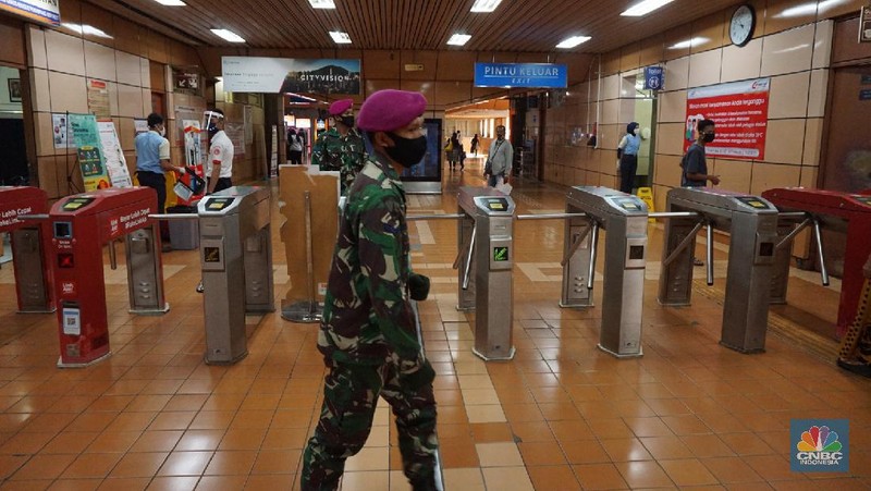 Jelang New Normal kondisi di Stasiun Manggarai Jakarta Selatan pada Kamis (28/5/2020) di jaga oleh aparat TNI. Banyak warga yang berlalu lalang meski masih memasuki pelaksanaan Pembatasan Sosial Berskala Besar atau PSBB dan akan berakhir 4 Juni 2020 di DKI Jakarta.

Anggota TNI silih berganti memasuki gerbong kereta KRL untuk tidak berkerumun dan menjaga jarak satu dengan yang lainnya.
 
Di stasiun, para pengguna KRL khususnya dari sejumlah daerah penyangga Jakarta masih banyak berdatangan ke Ibu Kota saat jam kerja.
 
Dari pantauan CNBC Indonesia dilapangan, Kamis (28/5/2020), penumpang di Stasiun Manggarai terdiri dari berbagai macam kalangan. Mulai dari orang dewasa hingga anak-anak masih terlihat bepergian menggunakan KRL.
 
Sementara itu, tampak petugas keamanan stasiun akan menegur penumpang jika tak menggunakan masker dan tidak menerapkan physical distancing atau menjaga jarak.
 
Kendati begitu, situasi di Stasiun Manggarai tidak sepadat di saat-saat jam kerja. Penumpang di dalam kereta pun terlihat relatif sepi.
 
Untuk diketahui sebelumnya, PSBB untuk memutus penyebaran virus Corona atau Covid-19 belum dapat diterapkan 100%.
 

Begitu juga dengan tulisan larangan duduk atau saling menjaga jarak saat berada di dalam gerbong. Sesuai aturan moda transportasi saat masa PSBB, KRL harus membatasi jadwal kereta begitu juga kapasitas penumpangnya, yakni maksimal 50% dari jumlah normal. (CNBC Indonesia/ Tri Susilo)
