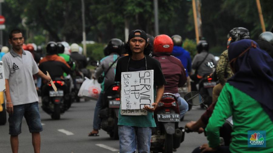 Suasana pekerja jasa servis telepon seluler di Pusat Grosir Cililitan (PGC), Jakarta Tmur, Kamis (28/5/2020). CNBC Indonesia/Tri Susilo
Wabah virus korona membuat masyarakat beraktivitas tidak seperti biasanya, seperti para penjual jasa servis telepon Pusat Grosir Cililitan (PGC) yang sampai turun ke jalan.

Pembatasan Sosial Berskala Besar (PSBB) menyebabkan para penjual jasa servis telepon genggam di PGC menawarkan jasanya sampai ke tepi jalan karena larangan membuka gerai di mal tersebut.

Para penjual jasa layanan yang dapat ditunggu, tidak hanya itu, mereka juga menyediakan jaminan untuk semua merek telepon keamanan.   

Para pemilik kios servis telepon genggam di Mall Pusat Grosir Cililitan (PGC) terpaksa menawarkan jasanya di pinggir jalan. Mereka harus tetap bayar biaya sewa kios 50 persen. Sementara pamasukan tidak ada.  

Indra memiliki 3 kios tempat servis HP di Mall PGC, dan telah bertahun-tahun menjalankan aktifitas menawarkan jasa tersebut. Dengan kondisi Pandemik Covid-19, selain berdiam diri dipinggir jalan menunggu pelanggan, ia juga menggunakan cara promosi dan pemberitahuan lewat media sosial dan aplikasi percakapan WA. 

