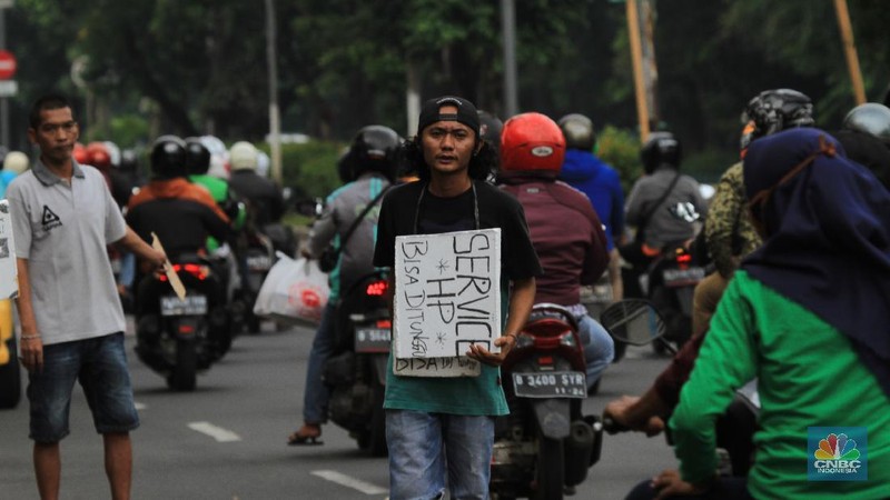 Suasana pekerja jasa servis telepon seluler di Pusat Grosir Cililitan (PGC), Jakarta Tmur, Kamis (28/5/2020). CNBC Indonesia/Tri Susilo
Wabah virus korona membuat masyarakat beraktivitas tidak seperti biasanya, seperti para penjual jasa servis telepon Pusat Grosir Cililitan (PGC) yang sampai turun ke jalan.

Pembatasan Sosial Berskala Besar (PSBB) menyebabkan para penjual jasa servis telepon genggam di PGC menawarkan jasanya sampai ke tepi jalan karena larangan membuka gerai di mal tersebut.

Para penjual jasa layanan yang dapat ditunggu, tidak hanya itu, mereka juga menyediakan jaminan untuk semua merek telepon keamanan.   

Para pemilik kios servis telepon genggam di Mall Pusat Grosir Cililitan (PGC) terpaksa menawarkan jasanya di pinggir jalan. Mereka harus tetap bayar biaya sewa kios 50 persen. Sementara pamasukan tidak ada.  

Indra memiliki 3 kios tempat servis HP di Mall PGC, dan telah bertahun-tahun menjalankan aktifitas menawarkan jasa tersebut. Dengan kondisi Pandemik Covid-19, selain berdiam diri dipinggir jalan menunggu pelanggan, ia juga menggunakan cara promosi dan pemberitahuan lewat media sosial dan aplikasi percakapan WA. 

