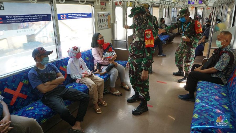 Jelang New Normal kondisi di Stasiun Manggarai Jakarta Selatan pada Kamis (28/5/2020) di jaga oleh aparat TNI. Banyak warga yang berlalu lalang meski masih memasuki pelaksanaan Pembatasan Sosial Berskala Besar atau PSBB dan akan berakhir 4 Juni 2020 di DKI Jakarta.
Anggota TNI silih berganti memasuki gerbong kereta KRL untuk tidak berkerumun dan menjaga jarak satu dengan yang lainnya.
Di stasiun, para pengguna KRL khususnya dari sejumlah daerah penyangga Jakarta masih banyak berdatangan ke Ibu Kota saat jam kerja.
Dari pantauan CNBC Indonesia dilapangan, Kamis (28/5/2020), penumpang di Stasiun Manggarai terdiri dari berbagai macam kalangan. Mulai dari orang dewasa hingga anak-anak masih terlihat bepergian menggunakan KRL.
Sementara itu, tampak petugas keamanan stasiun akan menegur penumpang jika tak menggunakan masker dan tidak menerapkan physical distancing atau menjaga jarak.
Kendati begitu, situasi di Stasiun Manggarai tidak sepadat di saat-saat jam kerja. Penumpang di dalam kereta pun terlihat relatif sepi.
Untuk diketahui sebelumnya, PSBB untuk memutus penyebaran virus Corona atau Covid-19 belum dapat diterapkan 100%.
Begitu juga dengan tulisan larangan duduk atau saling menjaga jarak saat berada di dalam gerbong. Sesuai aturan moda transportasi saat masa PSBB, KRL harus membatasi jadwal kereta begitu juga kapasitas penumpangnya, yakni maksimal 50% dari jumlah normal. (CNBC Indonesia/ Tri Susilo)