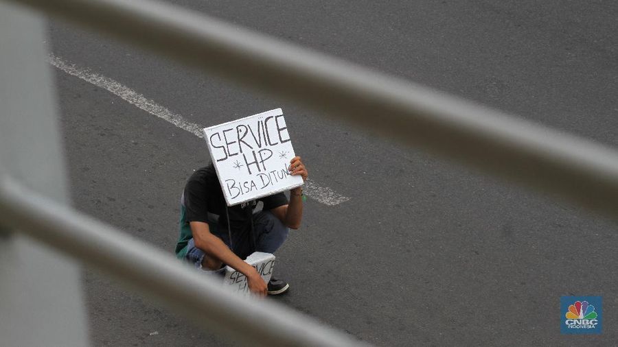 Jasa Service HP Turun ke Jalan (CNBC Indonesia/ Tri Susilo)