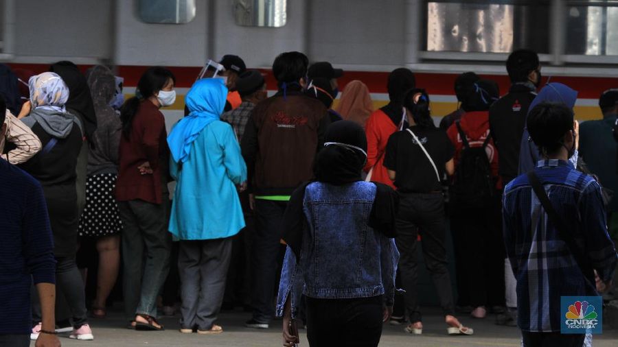 Kondisi di Stasiun Manggarai Jakarta Selatan pada Kamis (28/5/2020) terpantau masih ramai. Banyak warga yang berlalu lalang meski masih memasuki pelaksanaan Pembatasan Sosial Berskala Besar atau PSBB dan akan berakhir 4 Juni 2020 di DKI Jakarta.
 
Di stasiun, para pengguna KRL khususnya dari sejumlah daerah penyangga Jakarta masih banyak berdatangan ke Ibu Kota saat jam kerja.
 
Dari pantauan CNBC Indonesia dilapangan, Kamis (28/5/2020), penumpang di Stasiun Manggarai terdiri dari berbagai macam kalangan. Mulai dari orang dewasa hingga anak-anak masih terlihat bepergian menggunakan KRL.
 
Sementara itu, tampak petugas keamanan stasiun akan menegur penumpang jika tak menggunakan masker dan tidak menerapkan physical distancing atau menjaga jarak.
 
Kendati begitu, situasi di Stasiun Manggarai tidak sepadat di saat-saat jam kerja. Penumpang di dalam kereta pun terlihat relatif sepi.
 
Untuk diketahui sebelumnya, PSBB untuk memutus penyebaran virus Corona atau Covid-19 belum dapat diterapkan 100%.
 

Begitu juga dengan tulisan larangan duduk atau saling menjaga jarak saat berada di dalam gerbong. Sesuai aturan moda transportasi saat masa PSBB, KRL harus membatasi jadwal kereta begitu juga kapasitas penumpangnya, yakni maksimal 50% dari jumlah normal. (CNBC Indonesia/ Tri Susilo)