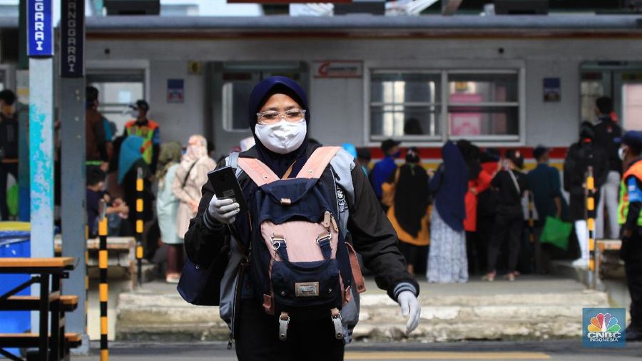 Kondisi di Stasiun Manggarai Jakarta Selatan pada Kamis (28/5/2020) terpantau masih ramai. Banyak warga yang berlalu lalang meski masih memasuki pelaksanaan Pembatasan Sosial Berskala Besar atau PSBB dan akan berakhir 4 Juni 2020 di DKI Jakarta.
 
Di stasiun, para pengguna KRL khususnya dari sejumlah daerah penyangga Jakarta masih banyak berdatangan ke Ibu Kota saat jam kerja.
 
Dari pantauan CNBC Indonesia dilapangan, Kamis (28/5/2020), penumpang di Stasiun Manggarai terdiri dari berbagai macam kalangan. Mulai dari orang dewasa hingga anak-anak masih terlihat bepergian menggunakan KRL.
 
Sementara itu, tampak petugas keamanan stasiun akan menegur penumpang jika tak menggunakan masker dan tidak menerapkan physical distancing atau menjaga jarak.
 
Kendati begitu, situasi di Stasiun Manggarai tidak sepadat di saat-saat jam kerja. Penumpang di dalam kereta pun terlihat relatif sepi.
 
Untuk diketahui sebelumnya, PSBB untuk memutus penyebaran virus Corona atau Covid-19 belum dapat diterapkan 100%.
 

Begitu juga dengan tulisan larangan duduk atau saling menjaga jarak saat berada di dalam gerbong. Sesuai aturan moda transportasi saat masa PSBB, KRL harus membatasi jadwal kereta begitu juga kapasitas penumpangnya, yakni maksimal 50% dari jumlah normal. (CNBC Indonesia/ Tri Susilo)