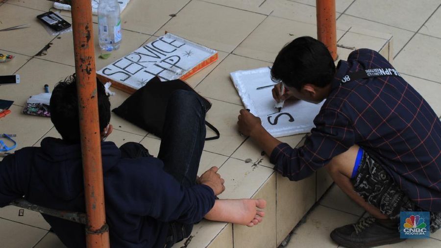 Jasa Service HP Turun ke Jalan (CNBC Indonesia/ Tri Susilo)