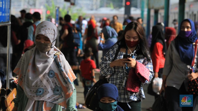 Jelang New Normal kondisi di Stasiun Manggarai Jakarta Selatan pada Kamis (28/5/2020) di jaga oleh aparat TNI. Banyak warga yang berlalu lalang meski masih memasuki pelaksanaan Pembatasan Sosial Berskala Besar atau PSBB dan akan berakhir 4 Juni 2020 di DKI Jakarta.

Anggota TNI silih berganti memasuki gerbong kereta KRL untuk tidak berkerumun dan menjaga jarak satu dengan yang lainnya.
 
Di stasiun, para pengguna KRL khususnya dari sejumlah daerah penyangga Jakarta masih banyak berdatangan ke Ibu Kota saat jam kerja.
 
Dari pantauan CNBC Indonesia dilapangan, Kamis (28/5/2020), penumpang di Stasiun Manggarai terdiri dari berbagai macam kalangan. Mulai dari orang dewasa hingga anak-anak masih terlihat bepergian menggunakan KRL.
 
Sementara itu, tampak petugas keamanan stasiun akan menegur penumpang jika tak menggunakan masker dan tidak menerapkan physical distancing atau menjaga jarak.
 
Kendati begitu, situasi di Stasiun Manggarai tidak sepadat di saat-saat jam kerja. Penumpang di dalam kereta pun terlihat relatif sepi.
 
Untuk diketahui sebelumnya, PSBB untuk memutus penyebaran virus Corona atau Covid-19 belum dapat diterapkan 100%.
 

Begitu juga dengan tulisan larangan duduk atau saling menjaga jarak saat berada di dalam gerbong. Sesuai aturan moda transportasi saat masa PSBB, KRL harus membatasi jadwal kereta begitu juga kapasitas penumpangnya, yakni maksimal 50% dari jumlah normal. (CNBC Indonesia/ Tri Susilo)