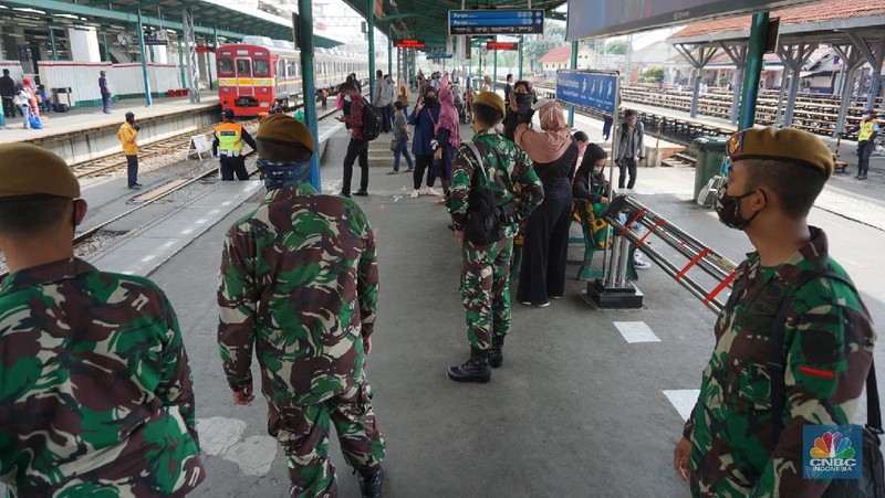 Jelang New Normal kondisi di Stasiun Manggarai Jakarta Selatan pada Kamis (28/5/2020) di jaga oleh aparat TNI. Banyak warga yang berlalu lalang meski masih memasuki pelaksanaan Pembatasan Sosial Berskala Besar atau PSBB dan akan berakhir 4 Juni 2020 di DKI Jakarta.

Anggota TNI silih berganti memasuki gerbong kereta KRL untuk tidak berkerumun dan menjaga jarak satu dengan yang lainnya.
 
Di stasiun, para pengguna KRL khususnya dari sejumlah daerah penyangga Jakarta masih banyak berdatangan ke Ibu Kota saat jam kerja.
 
Dari pantauan CNBC Indonesia dilapangan, Kamis (28/5/2020), penumpang di Stasiun Manggarai terdiri dari berbagai macam kalangan. Mulai dari orang dewasa hingga anak-anak masih terlihat bepergian menggunakan KRL.
 
Sementara itu, tampak petugas keamanan stasiun akan menegur penumpang jika tak menggunakan masker dan tidak menerapkan physical distancing atau menjaga jarak.
 
Kendati begitu, situasi di Stasiun Manggarai tidak sepadat di saat-saat jam kerja. Penumpang di dalam kereta pun terlihat relatif sepi.
 
Untuk diketahui sebelumnya, PSBB untuk memutus penyebaran virus Corona atau Covid-19 belum dapat diterapkan 100%.
 

Begitu juga dengan tulisan larangan duduk atau saling menjaga jarak saat berada di dalam gerbong. Sesuai aturan moda transportasi saat masa PSBB, KRL harus membatasi jadwal kereta begitu juga kapasitas penumpangnya, yakni maksimal 50% dari jumlah normal. (CNBC Indonesia/ Tri Susilo)