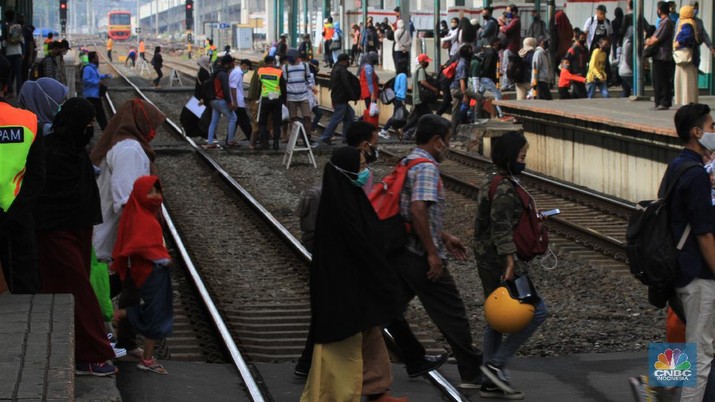 Penumpang KRL di Stasiun Manggarai (CNBC Indonesia/ Tri Susilo) Kondisi di Stasiun Manggarai Jakarta Selatan pada Kamis (28/5/2020) terpantau masih ramai. Banyak warga yang berlalu lalang meski masih memasuki pelaksanaan Pembatasan Sosial Berskala Besar atau PSBB dan akan berakhir 4 Juni 2020 di DKI Jakarta.
Di stasiun, para pengguna KRL khususnya dari sejumlah daerah penyangga Jakarta masih banyak berdatangan ke Ibu Kota saat jam kerja.
Dari pantauan CNBC Indonesia dilapangan, Kamis (28/5/2020), penumpang di Stasiun Manggarai terdiri dari berbagai macam kalangan. Mulai dari orang dewasa hingga anak-anak masih terlihat bepergian menggunakan KRL.
Sementara itu, tampak petugas keamanan stasiun akan menegur penumpang jika tak menggunakan masker dan tidak menerapkan physical distancing atau menjaga jarak.
Kendati begitu, situasi di Stasiun Manggarai tidak sepadat di saat-saat jam kerja. Penumpang di dalam kereta pun terlihat relatif sepi.
Untuk diketahui sebelumnya, PSBB untuk memutus penyebaran virus Corona atau Covid-19 belum dapat diterapkan 100%.
Begitu juga dengan tulisan larangan duduk atau saling menjaga jarak saat berada di dalam gerbong. Sesuai aturan moda transportasi saat masa PSBB, KRL harus membatasi jadwal kereta begitu juga kapasitas penumpangnya, yakni maksimal 50% dari jumlah normal. (CNBC Indonesia/ Tri Susilo)