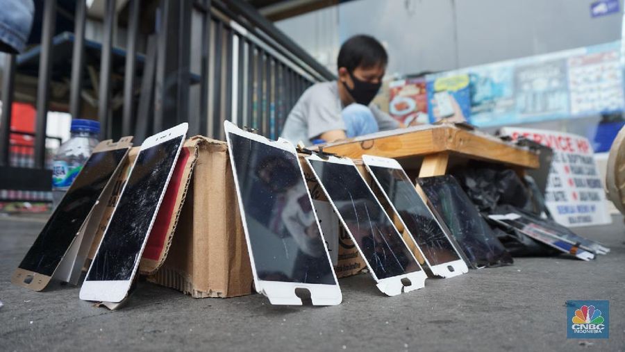 Jasa Service HP Turun ke Jalan (CNBC Indonesia/ Tri Susilo)