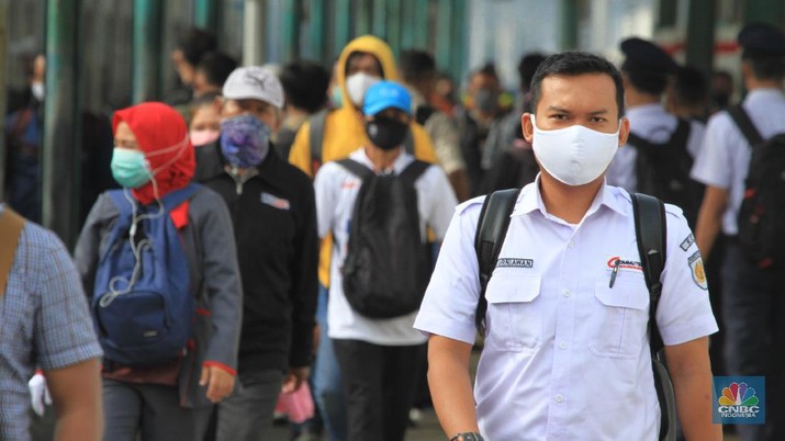 Penumpang KRL di Stasiun Manggarai (CNBC Indonesia/ Tri Susilo) Kondisi di Stasiun Manggarai Jakarta Selatan pada Kamis (28/5/2020) terpantau masih ramai. Banyak warga yang berlalu lalang meski masih memasuki pelaksanaan Pembatasan Sosial Berskala Besar atau PSBB dan akan berakhir 4 Juni 2020 di DKI Jakarta.
Di stasiun, para pengguna KRL khususnya dari sejumlah daerah penyangga Jakarta masih banyak berdatangan ke Ibu Kota saat jam kerja.
Dari pantauan CNBC Indonesia dilapangan, Kamis (28/5/2020), penumpang di Stasiun Manggarai terdiri dari berbagai macam kalangan. Mulai dari orang dewasa hingga anak-anak masih terlihat bepergian menggunakan KRL.
Sementara itu, tampak petugas keamanan stasiun akan menegur penumpang jika tak menggunakan masker dan tidak menerapkan physical distancing atau menjaga jarak.
Kendati begitu, situasi di Stasiun Manggarai tidak sepadat di saat-saat jam kerja. Penumpang di dalam kereta pun terlihat relatif sepi.
Untuk diketahui sebelumnya, PSBB untuk memutus penyebaran virus Corona atau Covid-19 belum dapat diterapkan 100%.
Begitu juga dengan tulisan larangan duduk atau saling menjaga jarak saat berada di dalam gerbong. Sesuai aturan moda transportasi saat masa PSBB, KRL harus membatasi jadwal kereta begitu juga kapasitas penumpangnya, yakni maksimal 50% dari jumlah normal. (CNBC Indonesia/ Tri Susilo)