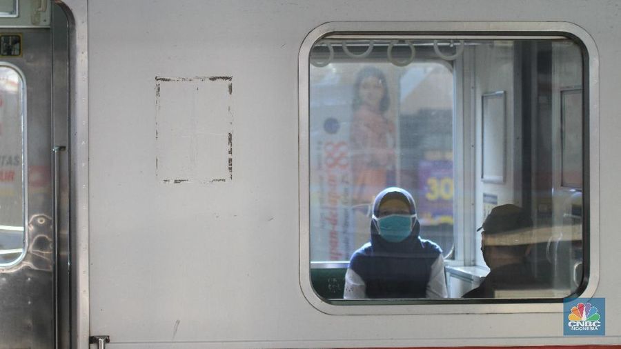 Kondisi di Stasiun Manggarai Jakarta Selatan pada Kamis (28/5/2020) terpantau masih ramai. Banyak warga yang berlalu lalang meski masih memasuki pelaksanaan Pembatasan Sosial Berskala Besar atau PSBB dan akan berakhir 4 Juni 2020 di DKI Jakarta.
 
Di stasiun, para pengguna KRL khususnya dari sejumlah daerah penyangga Jakarta masih banyak berdatangan ke Ibu Kota saat jam kerja.
 
Dari pantauan CNBC Indonesia dilapangan, Kamis (28/5/2020), penumpang di Stasiun Manggarai terdiri dari berbagai macam kalangan. Mulai dari orang dewasa hingga anak-anak masih terlihat bepergian menggunakan KRL.
 
Sementara itu, tampak petugas keamanan stasiun akan menegur penumpang jika tak menggunakan masker dan tidak menerapkan physical distancing atau menjaga jarak.
 
Kendati begitu, situasi di Stasiun Manggarai tidak sepadat di saat-saat jam kerja. Penumpang di dalam kereta pun terlihat relatif sepi.
 
Untuk diketahui sebelumnya, PSBB untuk memutus penyebaran virus Corona atau Covid-19 belum dapat diterapkan 100%.
 

Begitu juga dengan tulisan larangan duduk atau saling menjaga jarak saat berada di dalam gerbong. Sesuai aturan moda transportasi saat masa PSBB, KRL harus membatasi jadwal kereta begitu juga kapasitas penumpangnya, yakni maksimal 50% dari jumlah normal. (CNBC Indonesia/ Tri Susilo)