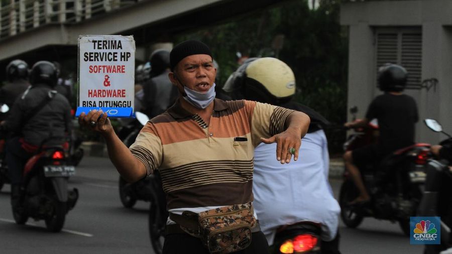 Jasa Service HP Turun ke Jalan (CNBC Indonesia/ Tri Susilo)