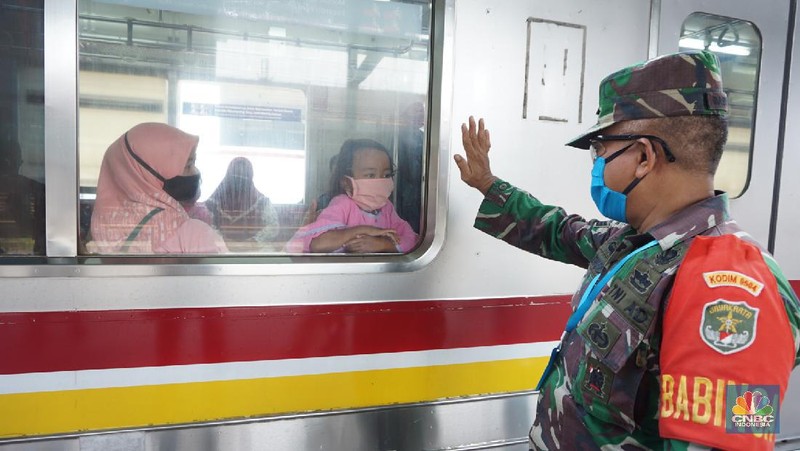 Jelang New Normal kondisi di Stasiun Manggarai Jakarta Selatan pada Kamis (28/5/2020) di jaga oleh aparat TNI. Banyak warga yang berlalu lalang meski masih memasuki pelaksanaan Pembatasan Sosial Berskala Besar atau PSBB dan akan berakhir 4 Juni 2020 di DKI Jakarta.

Anggota TNI silih berganti memasuki gerbong kereta KRL untuk tidak berkerumun dan menjaga jarak satu dengan yang lainnya.
 
Di stasiun, para pengguna KRL khususnya dari sejumlah daerah penyangga Jakarta masih banyak berdatangan ke Ibu Kota saat jam kerja.
 
Dari pantauan CNBC Indonesia dilapangan, Kamis (28/5/2020), penumpang di Stasiun Manggarai terdiri dari berbagai macam kalangan. Mulai dari orang dewasa hingga anak-anak masih terlihat bepergian menggunakan KRL.
 
Sementara itu, tampak petugas keamanan stasiun akan menegur penumpang jika tak menggunakan masker dan tidak menerapkan physical distancing atau menjaga jarak.
 
Kendati begitu, situasi di Stasiun Manggarai tidak sepadat di saat-saat jam kerja. Penumpang di dalam kereta pun terlihat relatif sepi.
 
Untuk diketahui sebelumnya, PSBB untuk memutus penyebaran virus Corona atau Covid-19 belum dapat diterapkan 100%.
 

Begitu juga dengan tulisan larangan duduk atau saling menjaga jarak saat berada di dalam gerbong. Sesuai aturan moda transportasi saat masa PSBB, KRL harus membatasi jadwal kereta begitu juga kapasitas penumpangnya, yakni maksimal 50% dari jumlah normal. (CNBC Indonesia/ Tri Susilo)