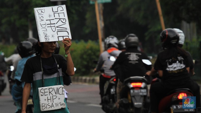 Suasana pekerja jasa servis telepon seluler di Pusat Grosir Cililitan (PGC), Jakarta Tmur, Kamis (28/5/2020). CNBC Indonesia/Tri Susilo
Wabah virus korona membuat masyarakat beraktivitas tidak seperti biasanya, seperti para penjual jasa servis telepon Pusat Grosir Cililitan (PGC) yang sampai turun ke jalan.

Pembatasan Sosial Berskala Besar (PSBB) menyebabkan para penjual jasa servis telepon genggam di PGC menawarkan jasanya sampai ke tepi jalan karena larangan membuka gerai di mal tersebut.

Para penjual jasa layanan yang dapat ditunggu, tidak hanya itu, mereka juga menyediakan jaminan untuk semua merek telepon keamanan.   

Para pemilik kios servis telepon genggam di Mall Pusat Grosir Cililitan (PGC) terpaksa menawarkan jasanya di pinggir jalan. Mereka harus tetap bayar biaya sewa kios 50 persen. Sementara pamasukan tidak ada.  

Indra memiliki 3 kios tempat servis HP di Mall PGC, dan telah bertahun-tahun menjalankan aktifitas menawarkan jasa tersebut. Dengan kondisi Pandemik Covid-19, selain berdiam diri dipinggir jalan menunggu pelanggan, ia juga menggunakan cara promosi dan pemberitahuan lewat media sosial dan aplikasi percakapan WA. 


