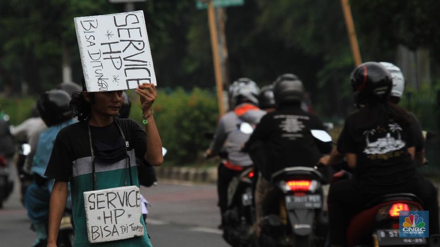 Jasa Service HP Turun ke Jalan (CNBC Indonesia/ Tri Susilo)