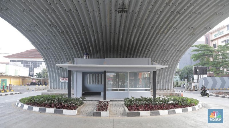 Pengendara melintas di flyover Gaplek di Pondok Cabe, Pamulang, Tangerang,  Jumat, (29/5). Flyover ini memiliki 1 kilometer sepanjang Jalan Raya Jakarta-Bogor, memiliki lebar 35 meter. Jalan layang ini menghubungkan lalu lintas dari arah Ciputat menuju Parung. Pembangunan flyover dinilai mampu mengurangi kemacetan di simpang Gaplek pada pagi. Proyek ini telah berjalan sejak Desember 2019. Flyover ini memiliki tiga terowongan melengkung setengah lingkaran di bawah lintasan flyover. Proyek berjalan dengan nilai kontrak sebesar Rp 79,9 miliar dengan sistem multiyears contract. Pemerintah sendiri menganggarkan Rp 98,4 miliar untuk proyek ini. Anggaran itu berasal dari APBN 2019-2020 Kementerian PUPR. (CNBC Indonesia/ Muhammad Sabki)