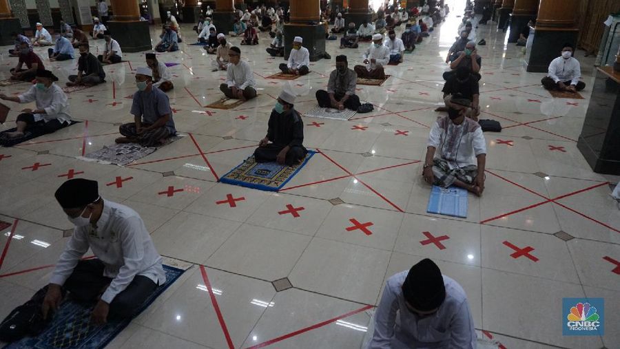 Masjid di kelurahan zona hijau Kota Bekasi,  Jawa Barat, menggelar shalat Jumat, pada hari ini, Jumat (29/5/2020). Shalat Jumat ini bagian dari adaptasi menuju normal baru di kota Bekasi.   

Shalat Jumat dilakukan di Masjid Agung Al Barkah dengan menggunakan prosedur protol kesehatan yang sudah di tetapkan. 


Sebelum memasuki masjid para jamaah harus melewati serangkaian aturan dari dinas kesehatan, mulai dari pengecekan suhu tubuh.

Selanjutnya jamaah melewati ruang bilik penyemprotan disinfektan yang sudah di sediakan oleh petugas masjid.  

Pemerintah Kota Bekasi membolehkan masjid kembali menggelar salat Jumat namun hanya yang berlokasi di zona hijau dan harus menerapkan protokol kesehatan.

Salah satu yang bisa kembali menggelar Salat Jumat hari ini adalah Masjid Agung Al Barkah, yang berlokasi di Kelurahan Marga Jaya, Kota Bekasi. 

Pantauan CNBC Indonesia, masjid yang berkapasitas 1000 orang itu untuk sementara hanya diperbolehkan menerima maksimal 500 umat karena harus memperhatikan physical distancing.

Itu sebabnya, sehari sebelumnya, petugas masjid sudah memasang tanda penanda jaga jarak agar umat tidak berdesak-desakan saat salat Jumat.

Selain itu, mengacu pada Surat Edaran Wali Kota Bekasi, setiap pengunjung harus membawa sajadah sendiri dan wajib diperiksa suhu tubuh sebelum masuk masjid. Pihak pengelola masjid pun menyediakan sejumlah tempat cuci tangan dan hand sanitizer.

Semua umat yang akan Salat Jumat juga wajib pakai masker. Namun, pihak masjid sudah menyediakan 150 masker untuk jaga-jaga bila ada umat yang tidak membawa masker untuk salat Jumat. 
 
Selain itu, tidak boleh ada kerumunan usai salat Jumat. Semua umat harus bubar begitu salat Jumat selesai.(CNBC Indonesia/ Tri Susilo)