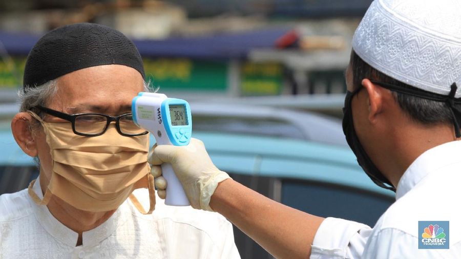 Masjid di kelurahan zona hijau Kota Bekasi, Jawa Barat, menggelar shalat Jumat, pada hari ini, Jumat (29/5/2020). Shalat Jumat ini bagian dari adaptasi menuju normal baru di kota Bekasi.
Shalat Jumat dilakukan di Masjid Agung Al Barkah dengan menggunakan prosedur protol kesehatan yang sudah di tetapkan.
Sebelum memasuki masjid para jamaah harus melewati serangkaian aturan dari dinas kesehatan, mulai dari pengecekan suhu tubuh.
Selanjutnya jamaah melewati ruang bilik penyemprotan disinfektan yang sudah di sediakan oleh petugas masjid.
Pemerintah Kota Bekasi membolehkan masjid kembali menggelar salat Jumat namun hanya yang berlokasi di zona hijau dan harus menerapkan protokol kesehatan.
Salah satu yang bisa kembali menggelar Salat Jumat hari ini adalah Masjid Agung Al Barkah, yang berlokasi di Kelurahan Marga Jaya, Kota Bekasi.
Pantauan ²©²ÊÍøÕ¾, masjid yang berkapasitas 1000 orang itu untuk sementara hanya diperbolehkan menerima maksimal 500 umat karena harus memperhatikan physical distancing.
Itu sebabnya, sehari sebelumnya, petugas masjid sudah memasang tanda penanda jaga jarak agar umat tidak berdesak-desakan saat salat Jumat.
Selain itu, mengacu pada Surat Edaran Wali Kota Bekasi, setiap pengunjung harus membawa sajadah sendiri dan wajib diperiksa suhu tubuh sebelum masuk masjid. Pihak pengelola masjid pun menyediakan sejumlah tempat cuci tangan dan hand sanitizer.
Semua umat yang akan Salat Jumat juga wajib pakai masker. Namun, pihak masjid sudah menyediakan 150 masker untuk jaga-jaga bila ada umat yang tidak membawa masker untuk salat Jumat.
Selain itu, tidak boleh ada kerumunan usai salat Jumat. Semua umat harus bubar begitu salat Jumat selesai.(²©²ÊÍøÕ¾/ Tri Susilo)