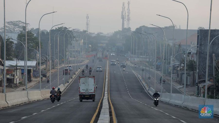 Pengendara melintas di flyover Gaplek di Pondok Cabe, Pamulang, Tangerang,  Jumat, (29/5). Flyover ini memiliki 1 kilometer sepanjang Jalan Raya Jakarta-Bogor, memiliki lebar 35 meter. Jalan layang ini menghubungkan lalu lintas dari arah Ciputat menuju Parung. Pembangunan flyover dinilai mampu mengurangi kemacetan di simpang Gaplek pada pagi. Proyek ini telah berjalan sejak Desember 2019. Flyover ini memiliki tiga terowongan melengkung setengah lingkaran di bawah lintasan flyover. Proyek berjalan dengan nilai kontrak sebesar Rp 79,9 miliar dengan sistem multiyears contract. Pemerintah sendiri menganggarkan Rp 98,4 miliar untuk proyek ini. Anggaran itu berasal dari APBN 2019-2020 Kementerian PUPR. (CNBC Indonesia/ Muhammad Sabki)